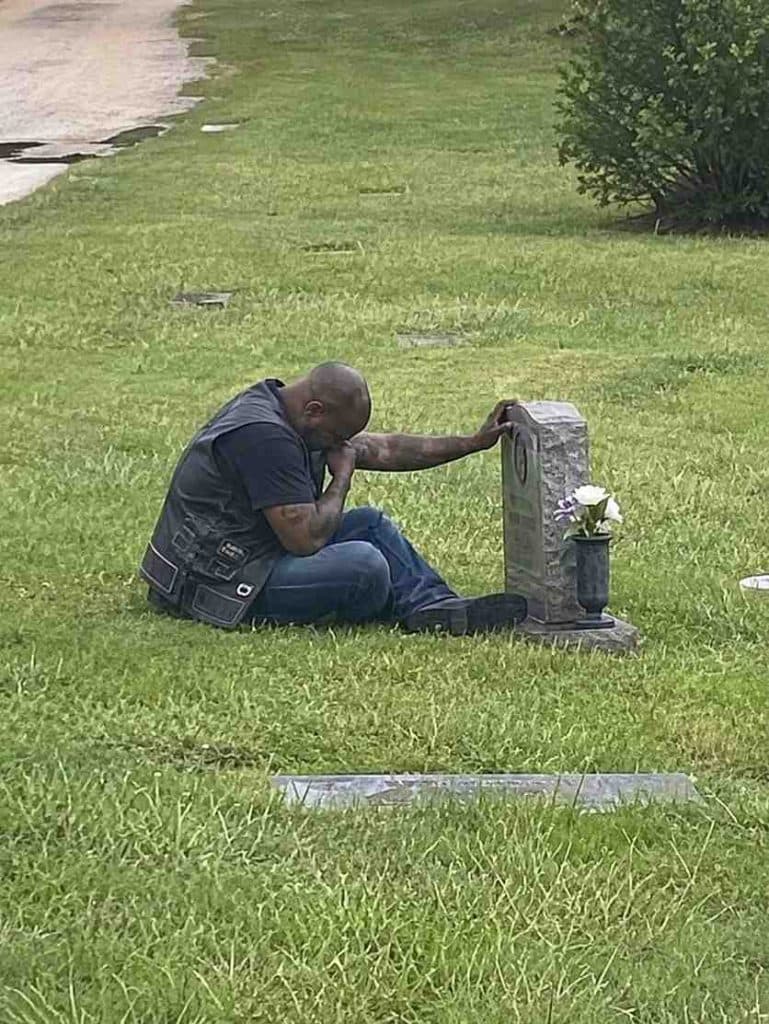 A BIKER CAME T0 MY WIFE’S GRAVE EVERY SINGLE WEEK, AND FOR MONTHS, I HAD N0 IDEA WHO HE WAS…